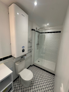 Photo de galerie - Rénovation complète de Salle de Bain avec pose wc, bac à douche et chauffe-eau plat