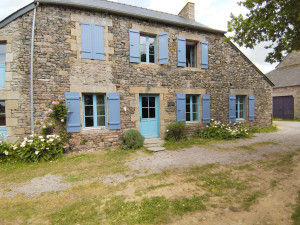Photo de galerie - Fabrication, mise en peinture et pose de volet sur cette maison en pierre.
