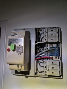 Photo de galerie - Rénovation tableau électrique - avant 