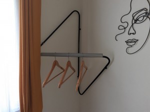 Photo de galerie - Fabrication d un portant design pour une chambre