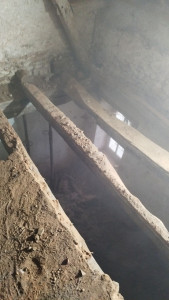 Photo de galerie - Enlèvement du sol qui était en terre et Paille afin de redresser les poutres pour y installer un nouveau planché 