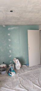Photo de galerie - Travaux de préparation des murs : rebouchage des imperfections et ponçage avant finition. Travail propre et soigné.

