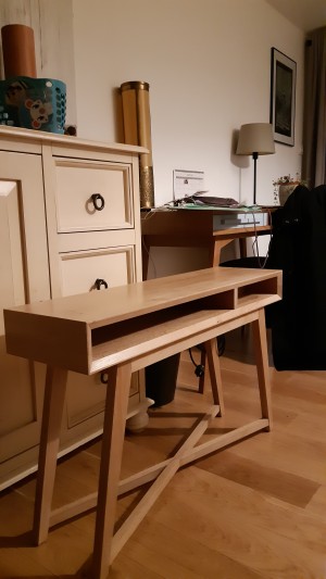 Photo de galerie - Création d'un meuble bout de canapé avec prise usb intégré. Chene massif ciré