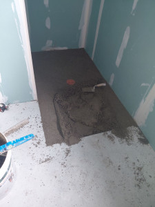 Photo de galerie - Réalisation d’une chape pour faire une douche à l'italienne avec un carreau 100x100