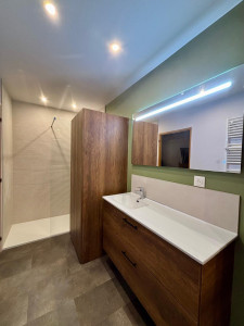 Photo de galerie - Voici une salle de bain où j’ai réalisé l'intégralité des travaux de préparation et de mise en peinture.Sur cette réalisation, on peut particulièrement apprécier tout le travail technique des enduits et de la peinture