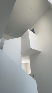 Photo de galerie - Mise en peinture à l’airless dans l’ensemble du couloir ; après retrait des bâches de protections 