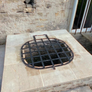 Photo de galerie - Grille de puit en fer tressé.