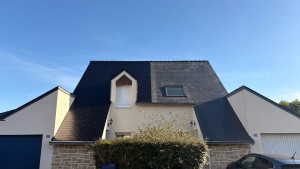 Photo de galerie - Application d’une résine hydrofuge colorée sur toiture au rouleaux assurant une protection durable contre l’humidité, une uniformité parfaite du film et la sublimation de la couleur naturelle des matériaux.