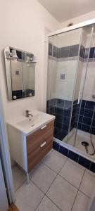 Photo de galerie - Installation de meuble plus plomberie et installation de paroi de douche