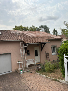 Photo de galerie - Voilà, nettoyage de toiture un avant après la commune d’Agen