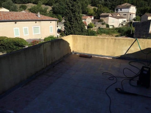 Photo de galerie - Un client nous a contacté pour mettre un coup de propre sur son mur de terrasse , car il étais marqué par la pluie .