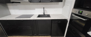 Photo de galerie - Rénovation d'une cuisine, pose d'une plaque de cuisson et d'un évier et robinetterie. 