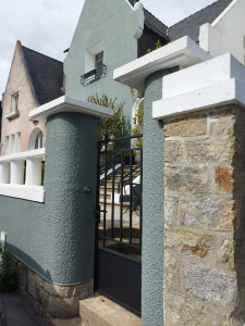 Photo de galerie - Entrée :
Nettoyage des murs, du portail et du portillon au karcher.
Peinture du portail et du portillon en noir mat.