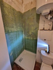 Photo de galerie - Pose du nouveau bac a douche , changement du placo abîmé par l'infiltration d'eau , traitement des murs au primaire d'accrochage et étanchéité. 