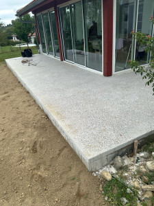 Photo de galerie - Réalisation d’une terrasse en béton désactivé / poncé à Arbouet