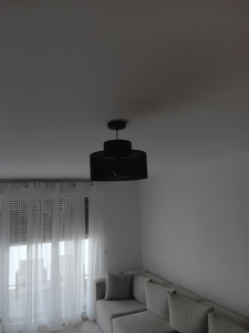 Photo de galerie - Installation d'un lustre.