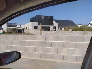 Photo de galerie - Muret de clôture extérieur en agglo avec rodan 