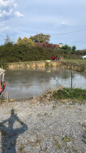Photo de galerie - Réalisation d’une dalle béton pour aménagement extérieur, avec préparation du support, mise à niveau et coulage du béton. 