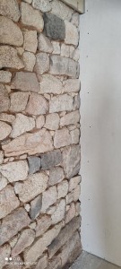 Photo de galerie - Découpe placo contre mur en pierre