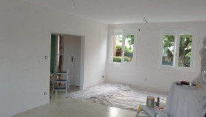 Photo de galerie - Murs repeints en blanc, finitions soignées, chantier propre avec protections et outils en place.