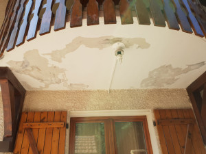 Photo de galerie - Dessous de balcon avant peinture 