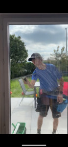 Photo de galerie - Passage de la raclette sur une baie vitrée 