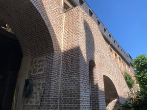 Photo de galerie - Rénovation joints briques à la chaux 