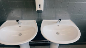Photo de galerie - Nettoyage professionnel sur forfait  Ménage de logements, Airbnb, bureaux, commerces et remise en état.  Travail sérieux, rapide et soigné.  Devis gratuit – Intervention en Île-de-France. ?✨