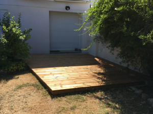 Photo de galerie - Terrasse en bois sur plots et lambourdes. 