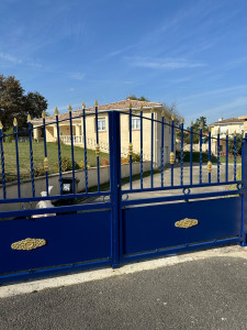 Photo de galerie - Remise à neuf d’un portail avec dorures partielles 