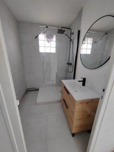 Photo de galerie - Rénovation d'une salle de bain complète du sol au plafond 