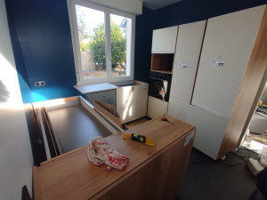 Photo de galerie - Mise à zéro d'une cuisine peinture/ sol + pose des meubles (pas fini sur la photo)