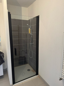 Photo de galerie - Installation d’une porte de douche pivotante 