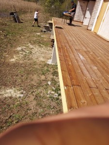 Photo de galerie - Réalisation d'un terrasse en bois  sur pilotis béton 