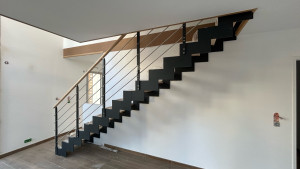 Photo de galerie - Réalisation d’un escalier sur mesure avec limon laser