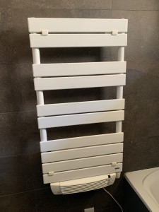 Photo de galerie - Pose de radiateur sèche-serviette électrique.