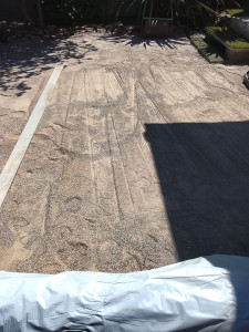 Photo de galerie - Pose de 1200kg de sable sur 20m2 pour installation de pelouse synthétique.