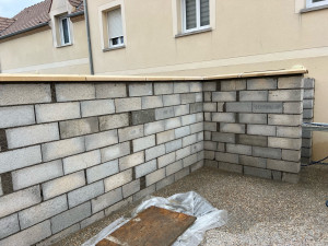 Photo de galerie - Réaliser d’un mur en parpaing avec chapeaux avant crépi 
