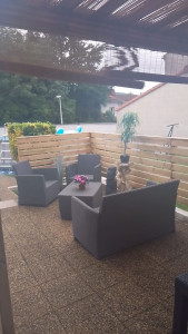 Photo de galerie - Pose d'une clôture en bois et petite murette 