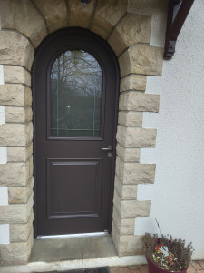 Photo de galerie - Pose d'une porte d entrée cintrée en mixte alu bois 