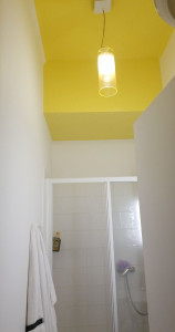 Photo de galerie - Sdb peinture jaune plafond et mur blanc