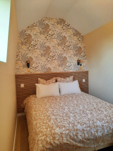 Photo de galerie - Peinture, tapisserie et création tête de lit.