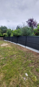 Photo de galerie - Pose de clôture panneaux rigides gris anthracite avec sous bassement béton 