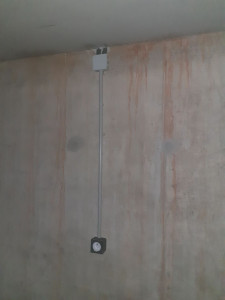 Photo de galerie - Installation électrique d'une prise de courant en apparente 