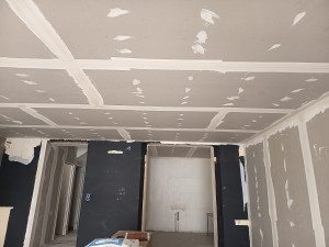Photo de galerie - Construction d'un plafond en plaques de plâtre avec bande de finition