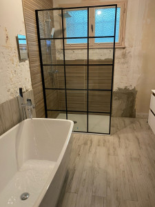 Photo de galerie - Pose baignoire îlot, robinetterie sur pied. pose de bac à douche et parois 