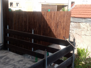 Photo de galerie - Fin de travaux sur palissade en bois séparative de propriétés