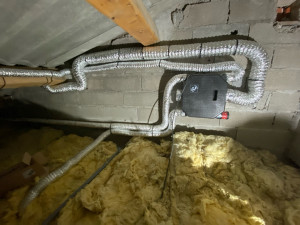 Photo de galerie - Pose d’une VMC neuve dans le cadre d’une rénovation. Installation discrète et conforme aux normes, assurant une bonne qualité d’air et l’évacuation de l’humidité.