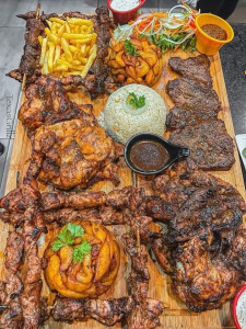 Photo de galerie - Plateau barbecue gourmand ??? Assortiment de viandes grillées, poulet mariné, brochettes, frites, bananes plantain, riz parfumé, crudités et sauces maison. Une généreuse sélection à partager !