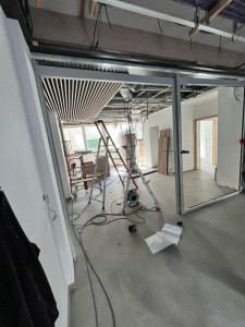 Photo de galerie - Pose plafond en lamelles du bois, pose porte en aluminium 